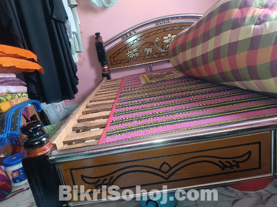 পাঁচ হাত ছয় হাত একটি খাট বিক্রি করা হবে